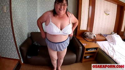 मोटी जापानी आमाले उनको विशाल स्तन देखाउँछ र सेक्स खेलौनाको आनन्द लिन्छिन्। 51 वर्षीया एसियाली आमाले आफ्नो यौन अनुभवको बारेमा कुरा गर्छिन्। Yukiko 1 OSAKAPORN फैटी milf
