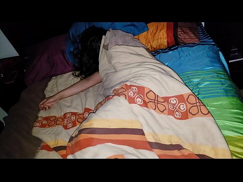 ❤️ सौतेनी आमा सुतेको बेला आफ्नी जवान सौतेनी आमालाई पिट्दै। सेक्स